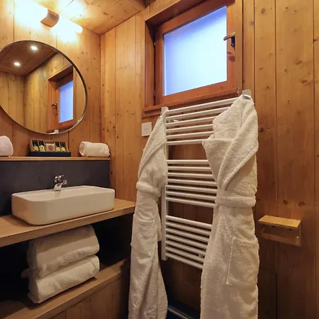 Neuf 7 – Jacuzzi Sauna – 12 à 14 Pers. Titania